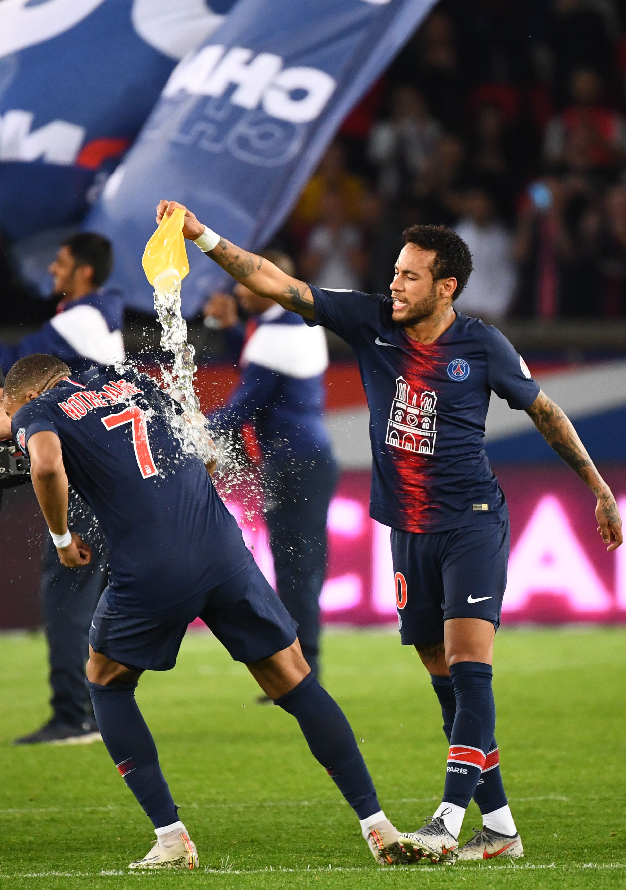 凌空斩世界波，王燊超当选中超官方第29轮最佳球员（世界波凌空破门，王燊超荣膺中超第29轮官方最佳球员）