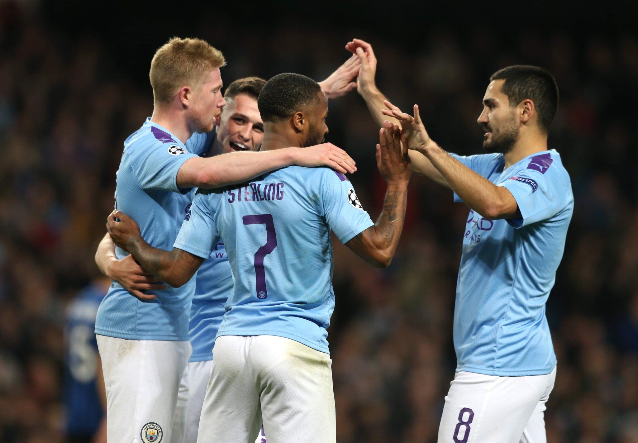 水晶宫与斯特拉斯堡赛前，维埃拉现身法国酒吧和球迷一起观战