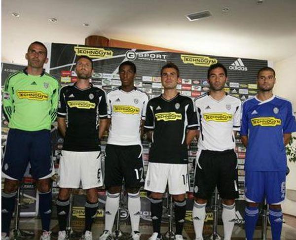 篮球赛场上的经典瞬间：保罗·乔治抢断反击（球场经典一刻：保罗·乔治抢断后迅猛反击）